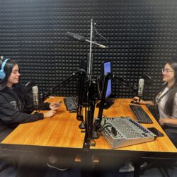 Malwina Hajok i Julka Jurek zapowiadające podcast w w AS Radiu