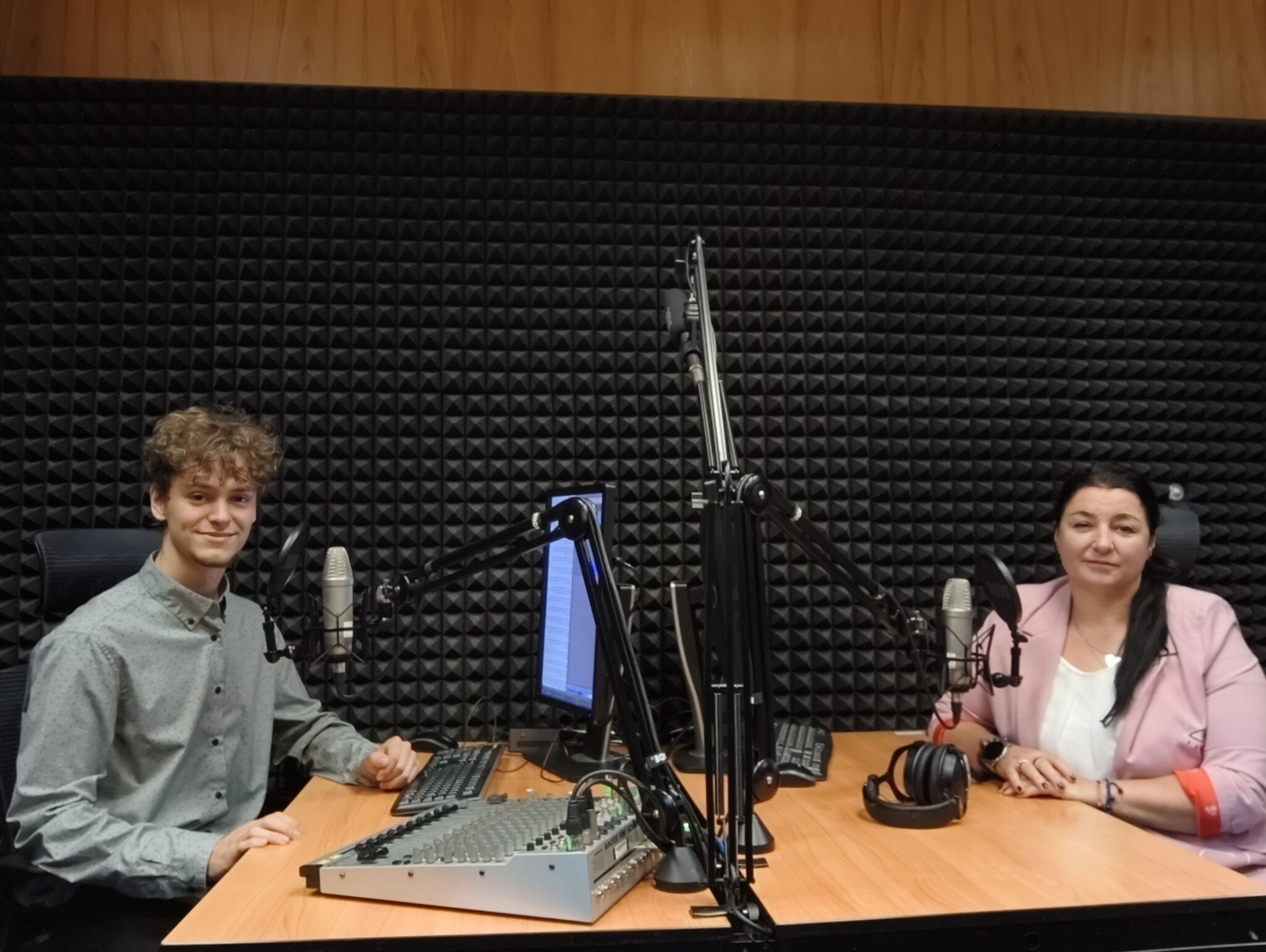 Aneta Tombarkiewicz-Olszewska, mediator rodzinny, cywilny, gospodarczy, oświatowy, pracowniczy i szkolny, a także prezes Śląskiego Stowarzyszenia Mediatorów Rodzinnych.